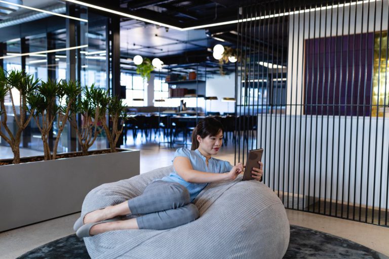 azjatka siedzi na pufie